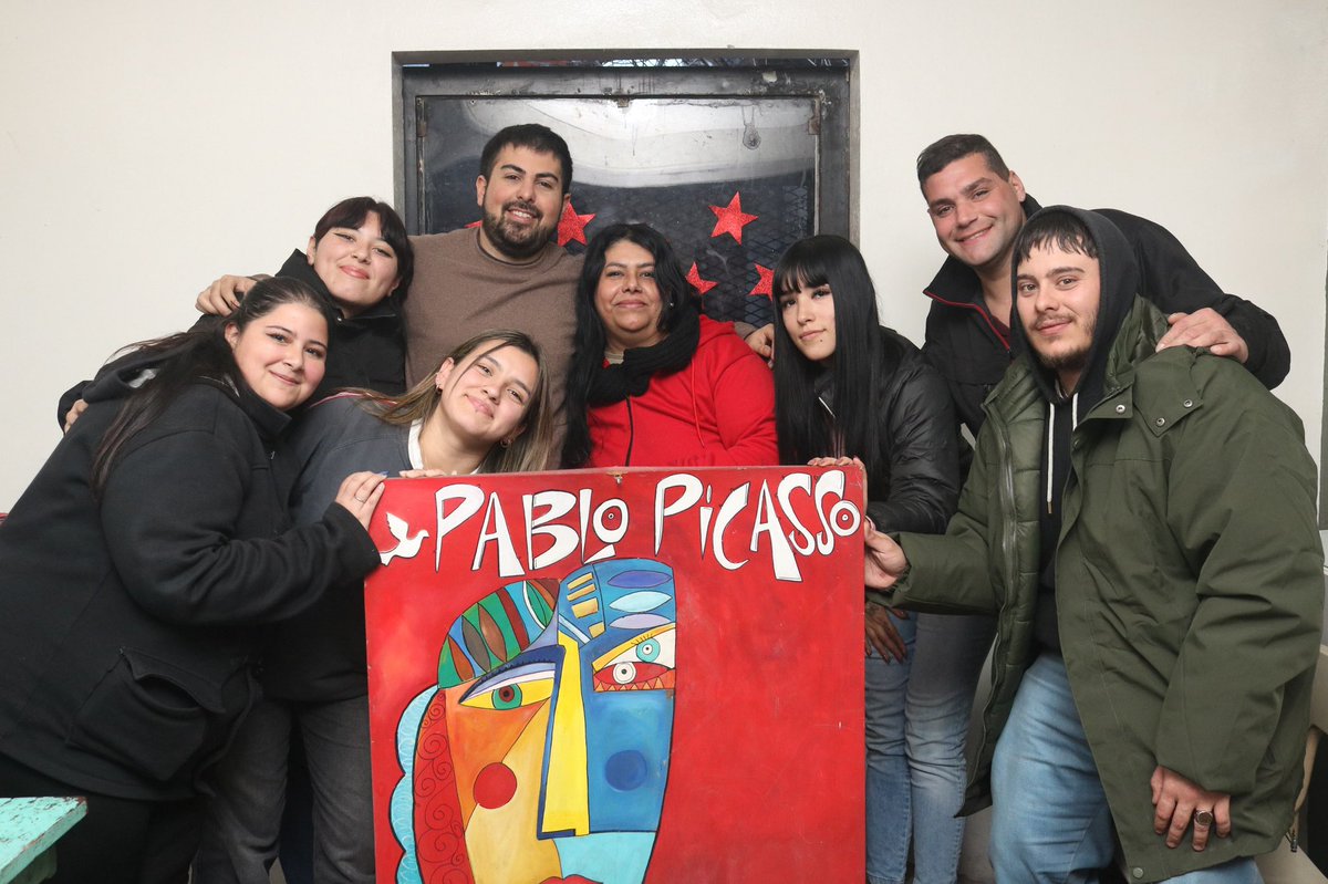 JuventudesPBA's tweet photo. A través del programa Centros Juveniles, fortalecemos el desarrollo, los proyectos de vida y los vínculos de los más de 50 pibes y pibas que asisten a cada uno.

🙌 Ya son más de 450 los Centros Juveniles que funcionan en la Provincia, alcanzando a más de 19.000 pibes y pibas. https://t.co/hLoVtrytWL