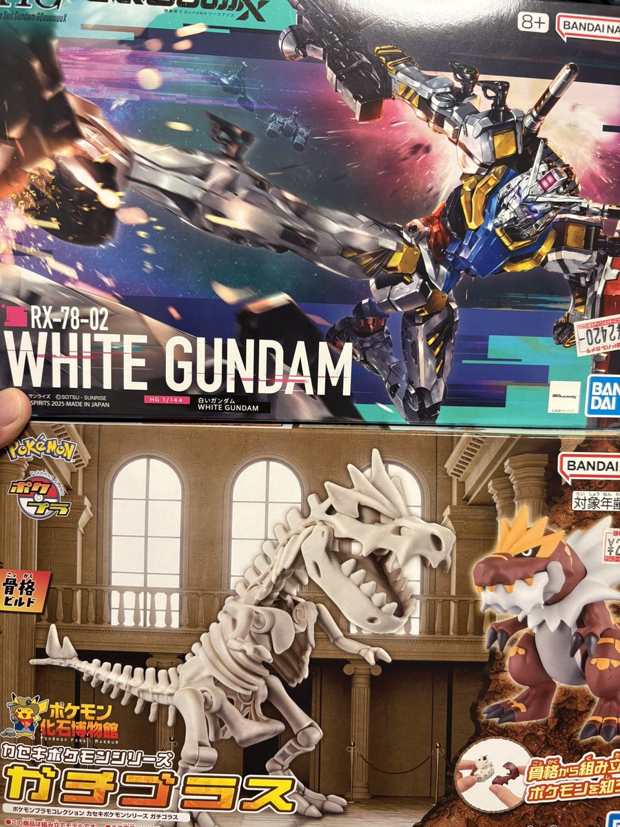 bmkf_rin08's tweet photo. 池袋のヨドバシ行ってみたら、もう手に入らないと思ってた白いガンダムが売ってて感動した
あと、最近探してたガチゴラスのポケプラもあって思わず買っちゃった https://t.co/I3iJNs8Rco