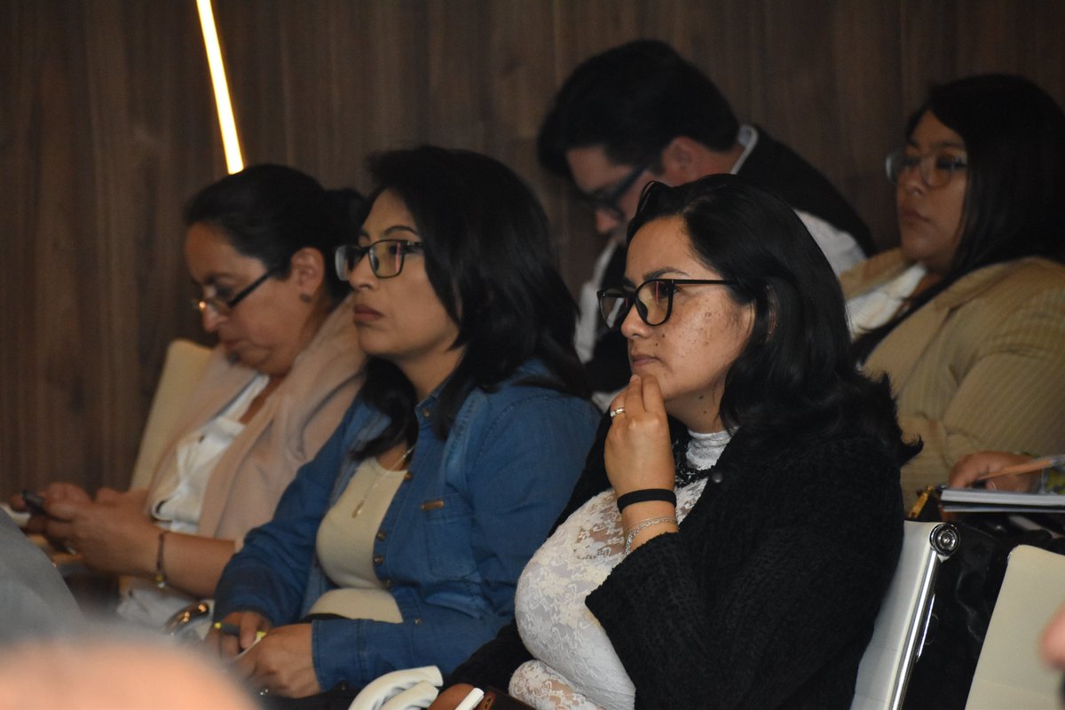 UNIR_Ecuador's tweet photo. Por su parte, @PabloBeltran_A, consejero académico del @ces_ec, agradeció a @UNIRuniversidad por impulsar esta iniciativa de capacitación. 💬 "Gracias por brindarnos la oportunidad de acceder a este tipo de espacios. Las instituciones de #EducaciónSuperior del Ecuador no pueden quedarse atrás. Las #microcredenciales representan una herramienta clave para innovar, fortalecer la formación y responder a las nuevas demandas del aprendizaje."