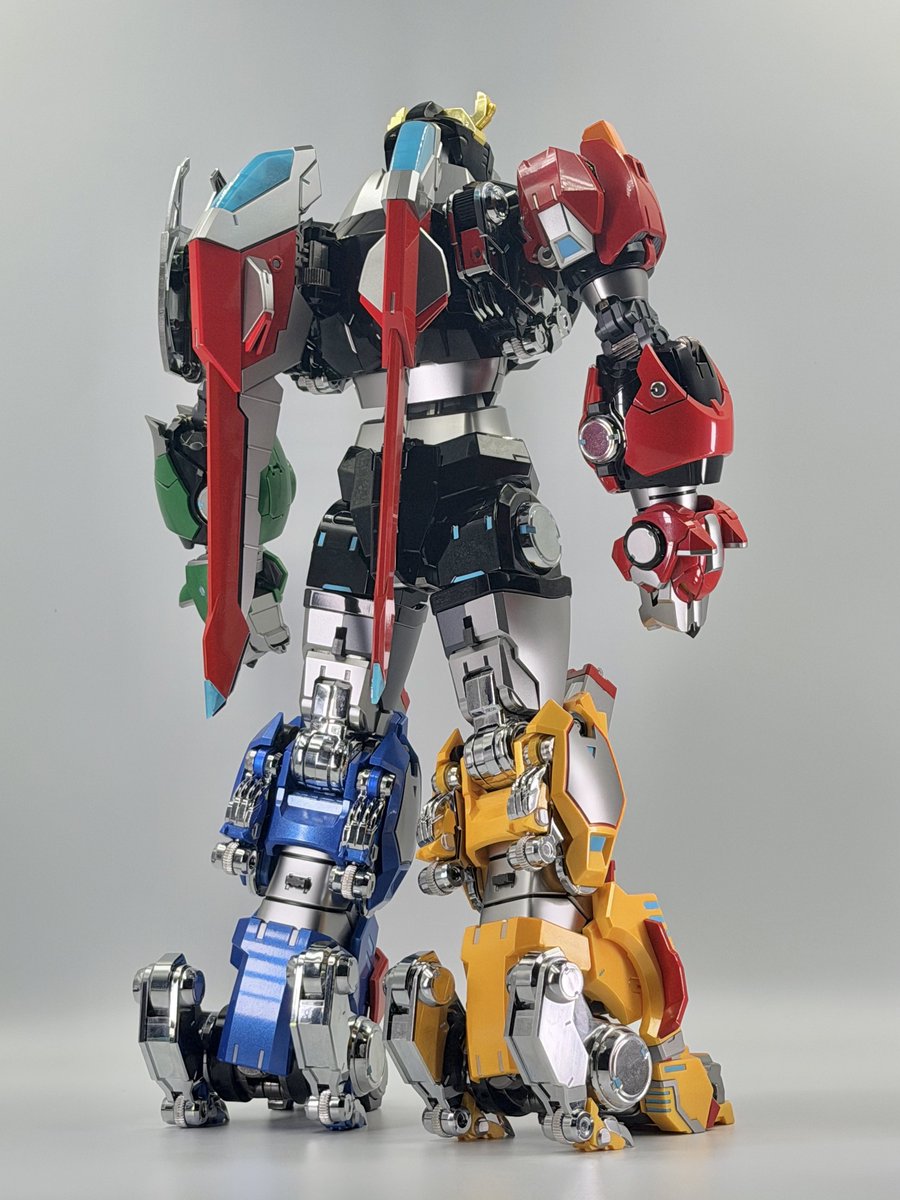 gokin_z's tweet photo. CARBOTIX ヴォルトロン

これは素晴らしい😊

全高約36cmという大サイズながら全塗装仕様。さらに3kgを超える重量をしっかり支える強靭な関節を備えている。

高価格帯ではあるけれど、近年の国内玩具事情を見ていると、このクオリティと仕上がりを実現できる製品は、もうなかなか作れないんじゃないかと思えるほど贅沢な作り。

個人的に気になったのは、各ライオンの手脚の関節に若干緩めな箇所があったこと。個体差もあるとは思うけれど、自分は少し渋みを足して調整している。