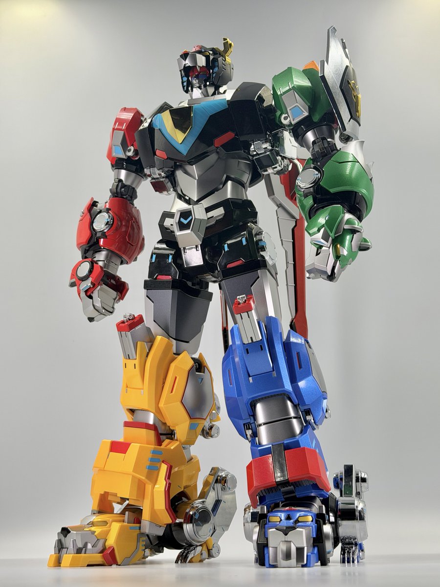 gokin_z's tweet photo. CARBOTIX ヴォルトロン

これは素晴らしい😊

全高約36cmという大サイズながら全塗装仕様。さらに3kgを超える重量をしっかり支える強靭な関節を備えている。

高価格帯ではあるけれど、近年の国内玩具事情を見ていると、このクオリティと仕上がりを実現できる製品は、もうなかなか作れないんじゃないかと思えるほど贅沢な作り。

個人的に気になったのは、各ライオンの手脚の関節に若干緩めな箇所があったこと。個体差もあるとは思うけれど、自分は少し渋みを足して調整している。