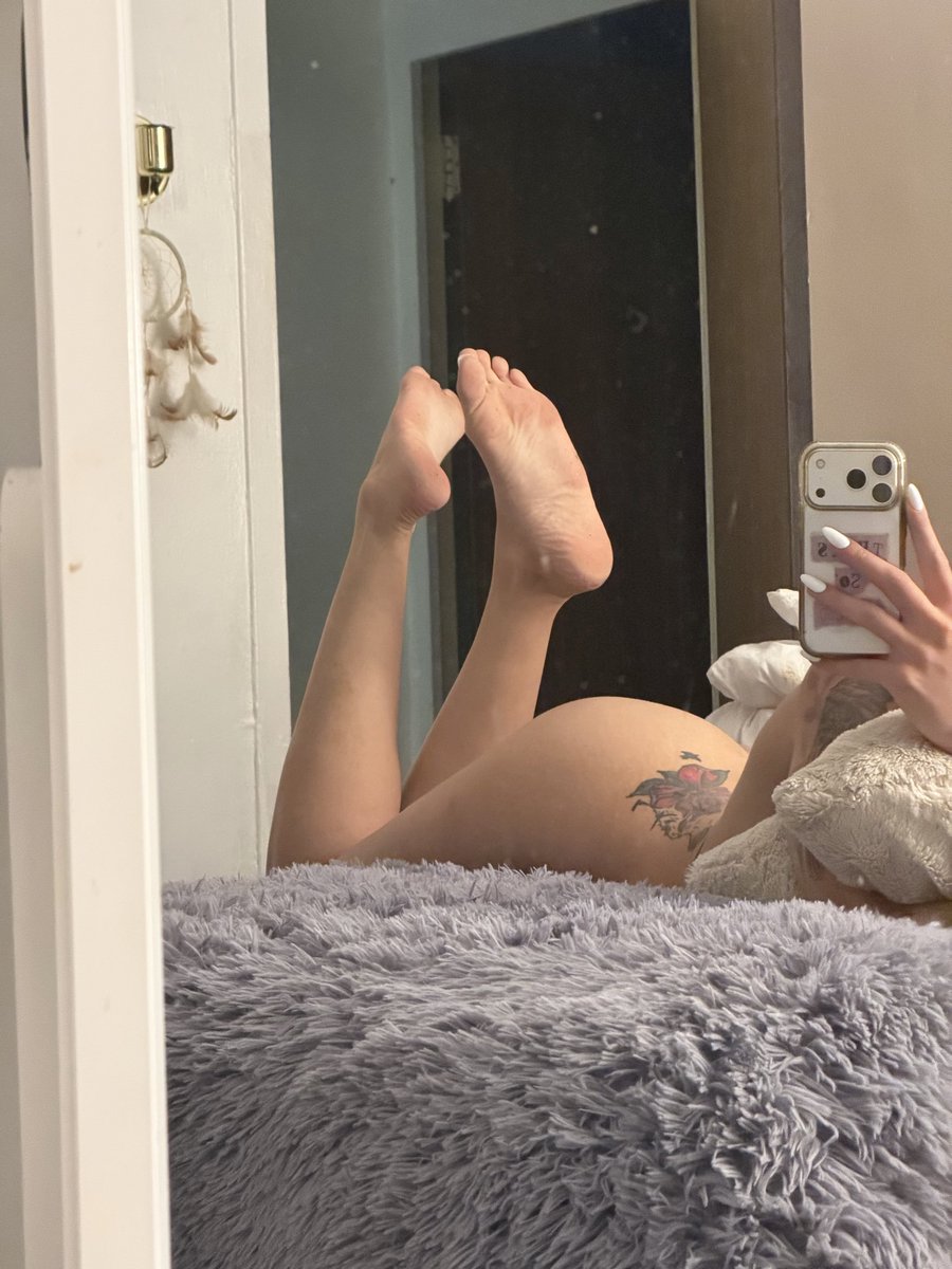 NAUGHTYCLU's tweet photo. @TinyFootPervert FaceTimes available https://t.co/296Nga2t28
