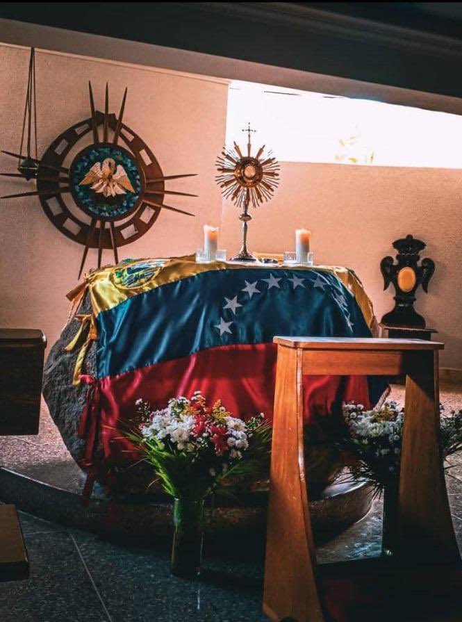 CatoVenezuela's tweet photo. Hoy 2 de Julio conmemoramos la consagración de Venezuela al Santísimo Sacramento.  

Alabanzas y gracias sean dadas en todo momento y en todo lugar al santísimo y divinísimo sacramento del Altar. 

Sea por siempre bendito y alabado. https://t.co/51qy2qY909