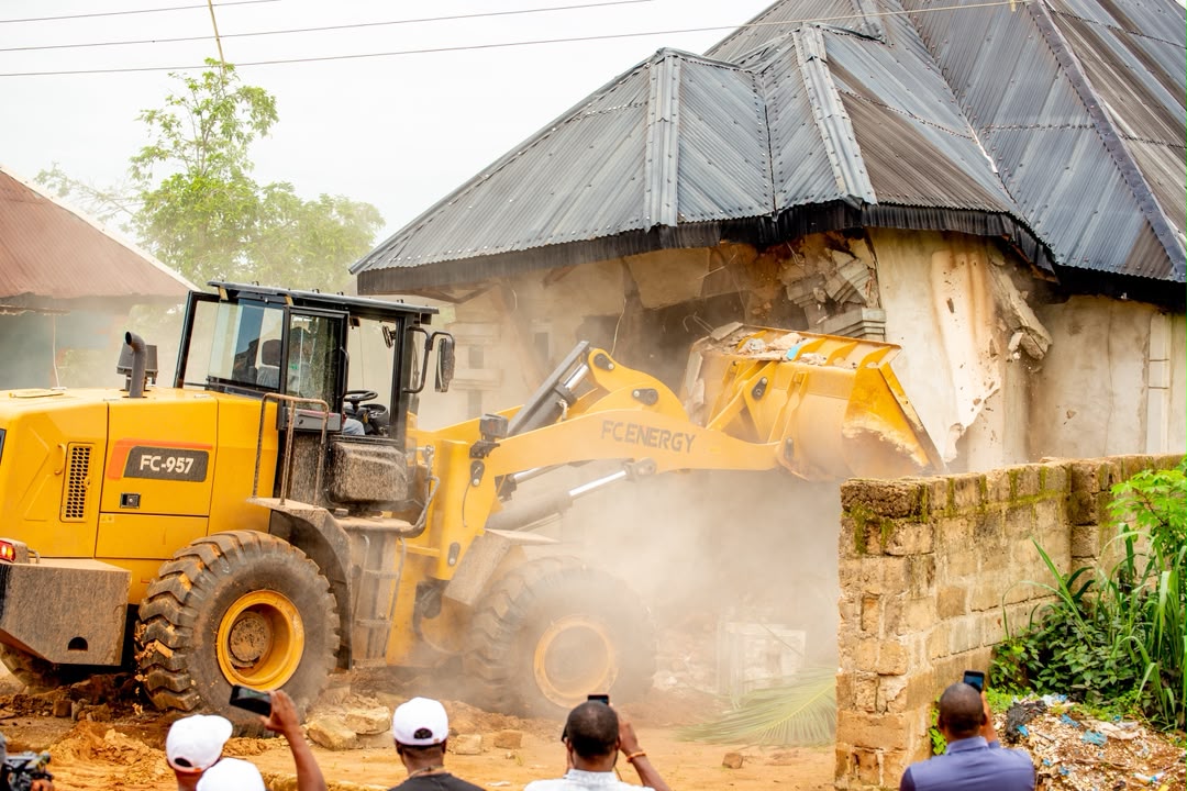 OhensKingsley's tweet photo. Edo State Government has demolished a building allegedly linked to a suspected kidnap kingpin in Obagie-N'Evbuosa, Ikpoba-Okha LGA, &amp; will engage community heads on resident profiling to strengthen security across the state

-Dr. Patrick Akhere Ebojele, CPS to Governor Okpebholo https://t.co/bGEH93CcaS