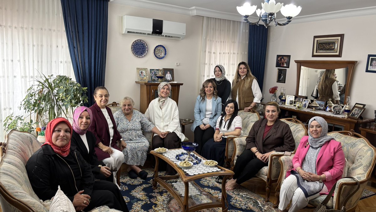 akgul_aysel's tweet photo. Teşkilatımızın emektarı, kıymetli Yönetim Kurulu Üyemiz Nermin Özcan Başkanımızı, kutsal topraklardan dönüşünün ardından ziyaret ederek hasbihâl ettik.

Rabbim yapmış olduğu ibadetleri kabul, ettiği duaları makbul eylesin. https://t.co/1JuyjY6v1v