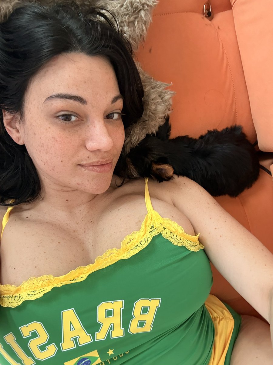 monaazar4real's tweet photo. Cece and I 🐶🧡 https://t.co/WtK46xxKtm
