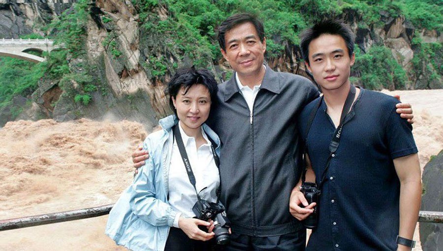 G4e8qcphmW76425's tweet photo. 生日快乐薄书记，愿早日同妻儿享天伦之乐 https://t.co/rEBzB1zNMd