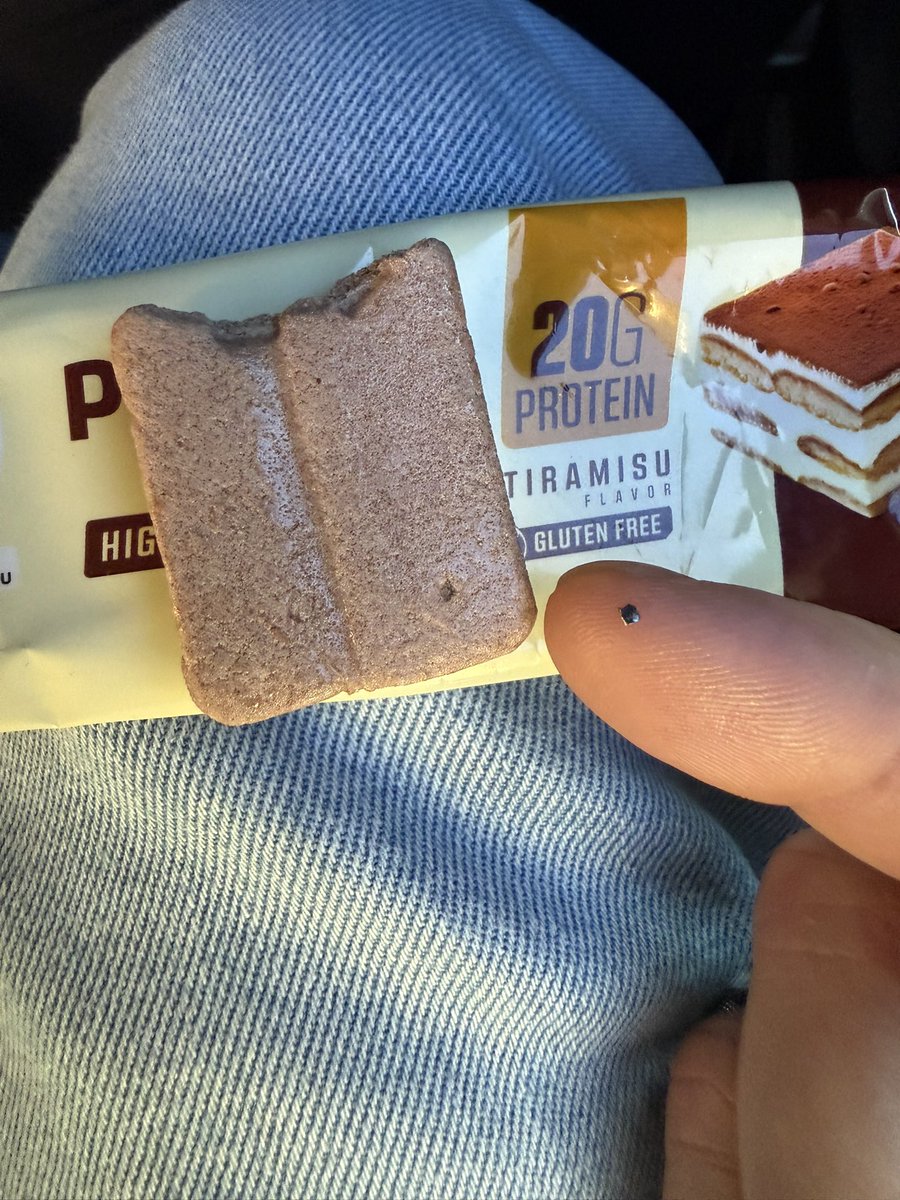 ademdogan2's tweet photo. Bar’a saplanmış metal parçası. Fark etmeseydim ne olacaktı? @ProteinOcean #proteinocn #proteinbar https://t.co/C6ZctfQMPU