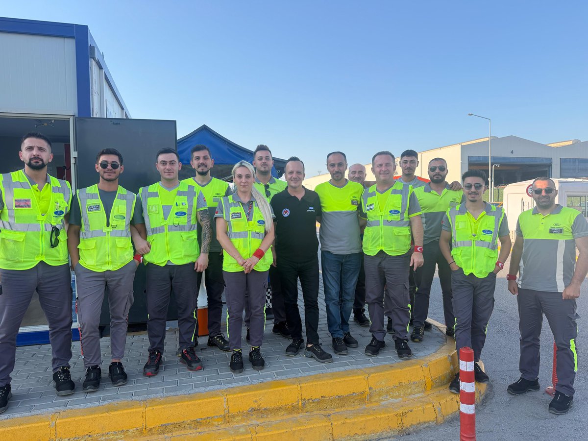 UmitMit73014277's tweet photo. Ford Otosan Yeniköy Fabrikasında çalışma arkadaşlarımızla….
   Aynı bantta, aynı hedefte, aynı güçle…
   Bu kare; emeğin, disiplinin ve gerçek ekip ruhunun net fotoğrafıdır.
  Biz birlikte güçlüyüz, birlikte fark yaratırız. 
#TürkMetalSendikası
#UysalAltundağ
#MehmetŞener https://t.co/BKSCXsjomD