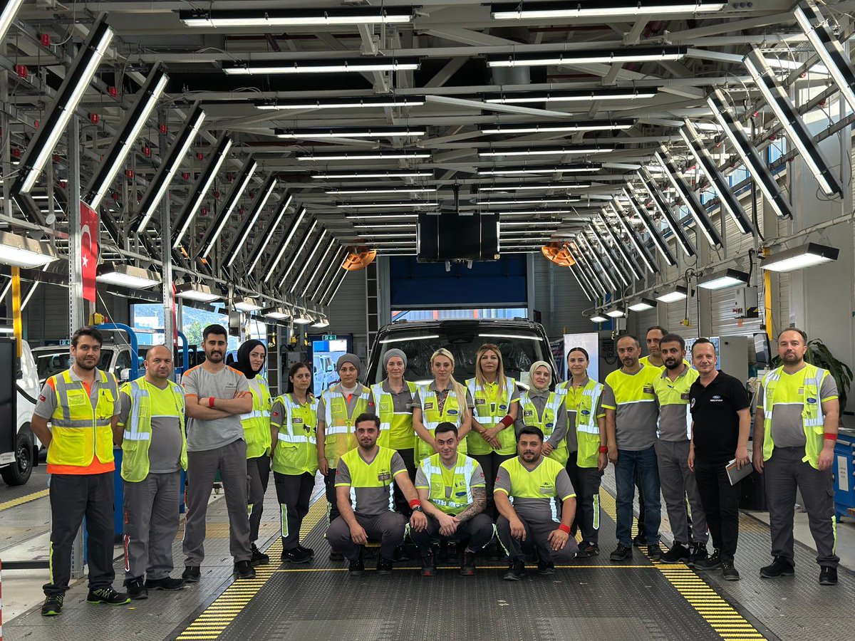UmitMit73014277's tweet photo. Ford Otosan Yeniköy Fabrikasında çalışma arkadaşlarımızla….
   Aynı bantta, aynı hedefte, aynı güçle…
   Bu kare; emeğin, disiplinin ve gerçek ekip ruhunun net fotoğrafıdır.
  Biz birlikte güçlüyüz, birlikte fark yaratırız. 
#TürkMetalSendikası
#UysalAltundağ
#MehmetŞener https://t.co/BKSCXsjomD