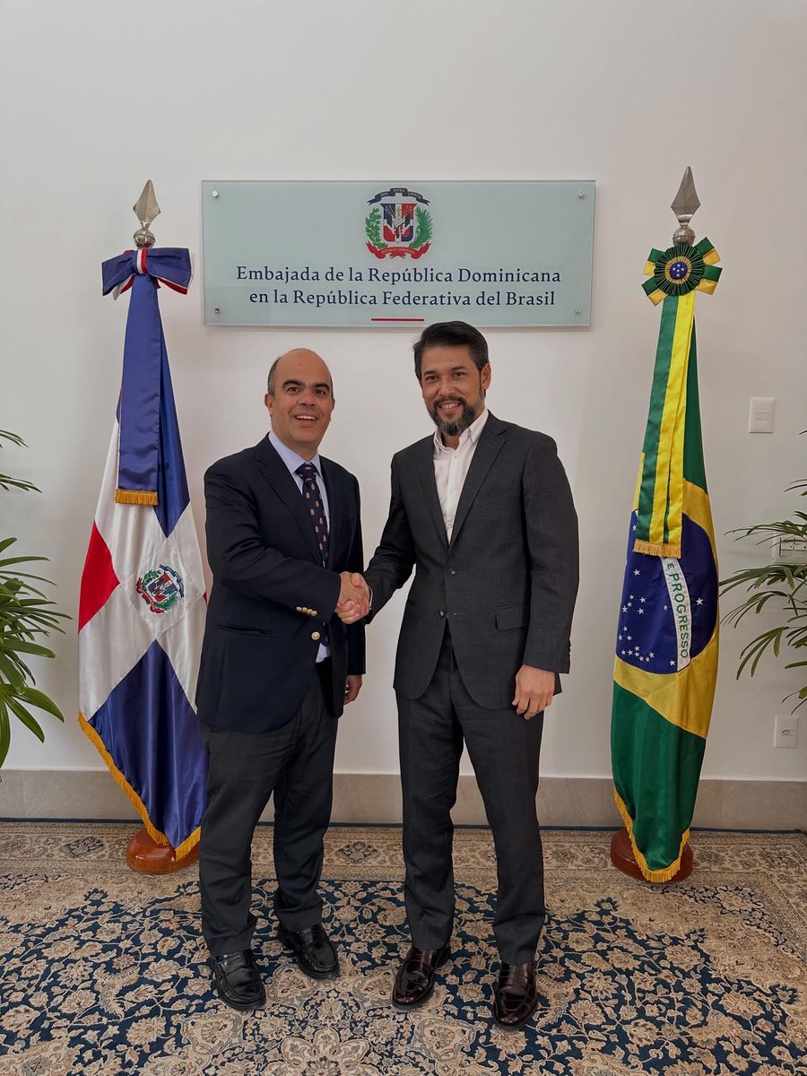 RDenBrasil's tweet photo. El embajador S.E. Robert Takata, recibió al representante de CAF en Brasil, Carlos Charme Fuentes, para dialogar sobre oportunidades de cooperación y el fortalecimiento de los vínculos institucionales, reafirmando el compromiso con el desarrollo sostenible y la integración. https://t.co/oWttfm630H