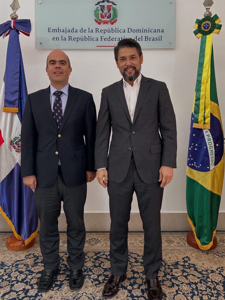 RDenBrasil's tweet photo. El embajador S.E. Robert Takata, recibió al representante de CAF en Brasil, Carlos Charme Fuentes, para dialogar sobre oportunidades de cooperación y el fortalecimiento de los vínculos institucionales, reafirmando el compromiso con el desarrollo sostenible y la integración. https://t.co/oWttfm630H