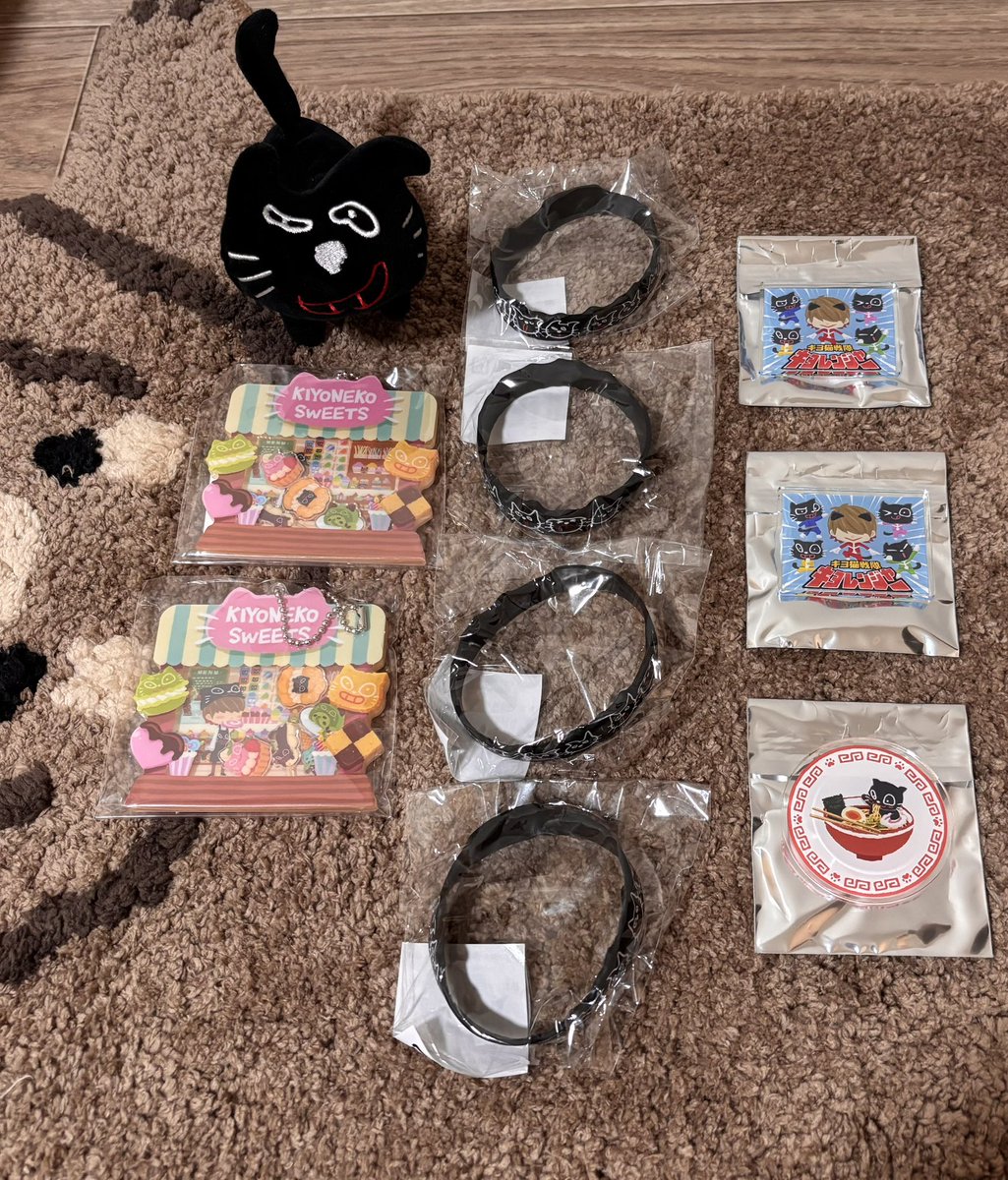 Bee15m's tweet photo. [TOP4過去グッズお譲り](ゆる募)
7月4日・5日両日参戦予定なので、会場手渡し優先であまりにもお声がなければ郵送も検討いたします。

当方グッズのお譲りが初めてなので、ご迷惑をおかけしてしまうことがあるかもしれません。

お支払いは現金or PayPay希望です。
グッズの詳細はリプ欄をご覧ください https://t.co/QD1suSBl88
