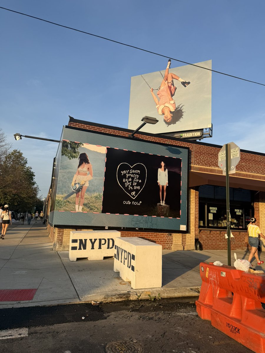 allamericantt13's tweet photo. the brooklyn wall showing the story of the chopped tree... oh! https://t.co/8evZjIyMsZ