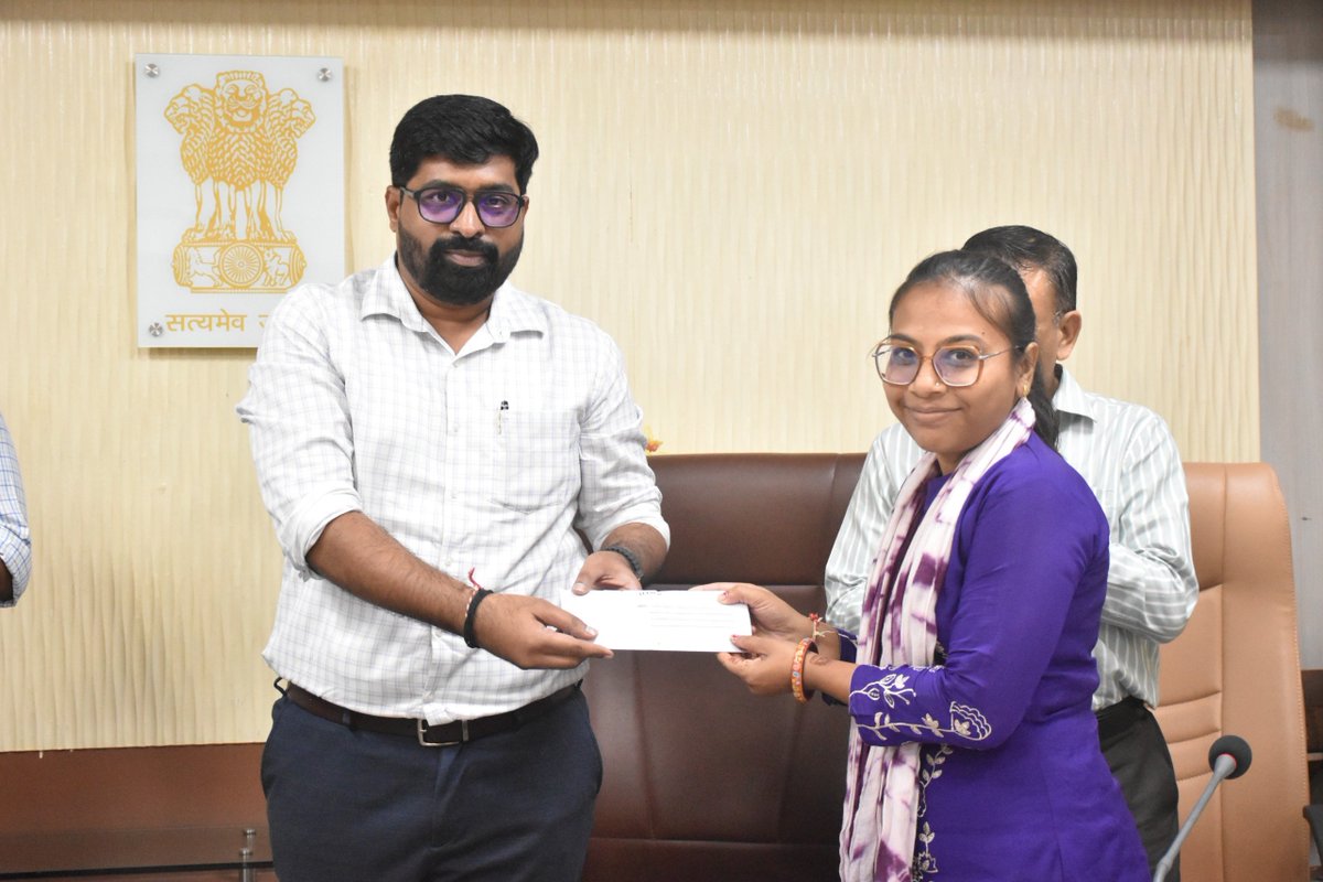 CollectorBharch's tweet photo. માન.મુખ્યમંત્રીશ્રીના અધ્યક્ષસ્થાને યોજાયેલા મહેસૂલી તલાટી વર્ગ-3 સંવર્ગના નવનિયુક્ત ઉમેદવારોને નિમણૂક પત્રો એનાયત કાર્યક્રમમાં વર્ચ્યુઅલી હાજરી આપી.

આ અવસરે ભરૂચ જિલ્લામાં નિયુક્ત થયેલ મહેસૂલી તલાટીઓને ફાળવણી પત્રો આપી,  શુભેચ્છાઓ પાઠવી.

@CMOGuj @InfoGujarat @revenuegujarat https://t.co/oZvaNIieBU
