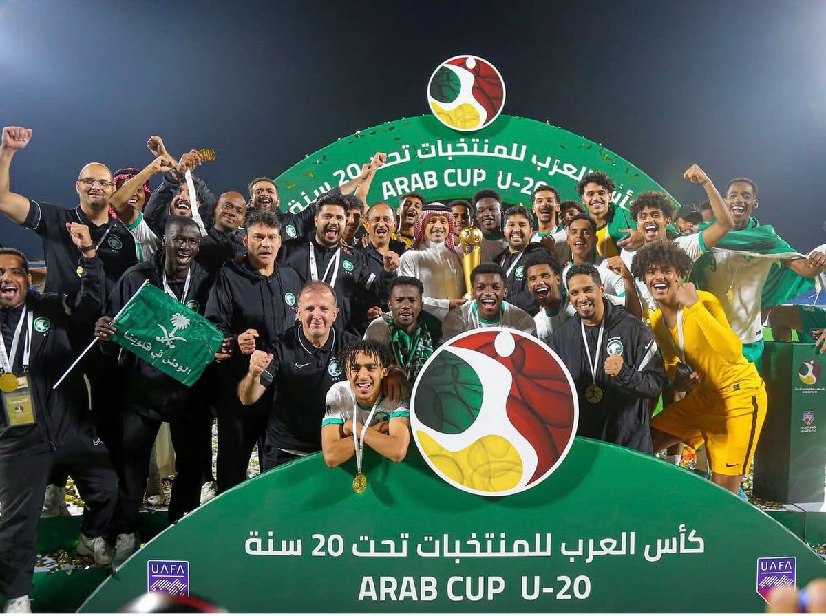ahmad2man's tweet photo. محمد وهبي، مدرب المنتخب المغربي، سبق أن قاد منتخب شباب المغرب في البطولة العربية الثانية التي أُقيمت في أبها، وهي البطولة التي حققها المنتخب السعودي بقيادة المدرب الوطني صالح المحمدي 🇸🇦🏆 بعد الفوز على مصر في النهائي.

وهبي مُنح الثقة والدعم من الاتحاد المغربي، وتم تمكينه من الإشراف على المنتخب الأول قبل كأس العالم بثلاثة أشهر، رغم أنه لم يسبق له تدريب أي فريق أول، وكانت أغلب تجاربه كمساعد.

في المقابل، صالح المحمدي ليس مدربًا اكتفى بتجارب المنتخبات السنية؛ بل عمل على تطوير أدواته الفنية، وخاض تجارب قوية في عدد من الأندية مثل الأهلي والحزم وغيرها، بما يعكس احترافيته وطموحه.

ماذا لو حصل صالح المحمدي على فرصة حقيقية لقيادة المنتخب الأول؟ 🇸🇦
