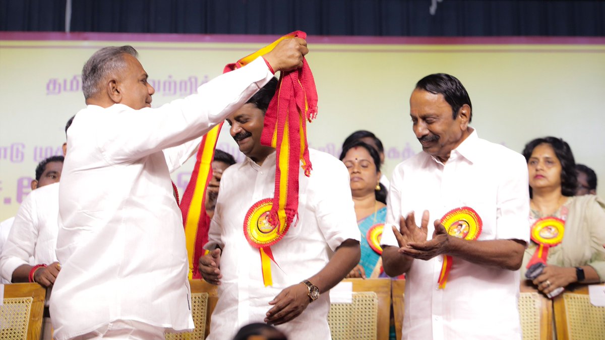 Vijayabaskarofl's tweet photo. கடலின் அலைகள் கரையேறி வந்தது போல் 
மாமல்லபுரத்தில் மாற்றுக் கட்சியின் இணைப்புக் கூடலா? மாபெரும் மாநாட்டுத் திடலா? 
என காண்போரை மலைக்க வைத்து; 

எதிர்கொண்ட முதல் தேர்தலிலேயே 
ஒட்டுமொத்த இந்தியாவையும் 
திரும்பிப் பார்க்க வைத்து, 
தமிழ்நாட்டின் அரசியல் திசையை தீர்மானித்து வரும் 
மக்கள் விரும்பிய மாற்றத்தின் சக்தி..

(1/2)