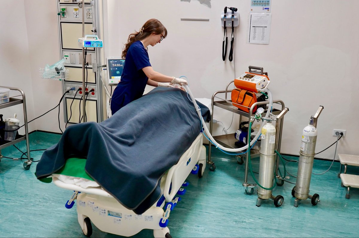 AzuayIESS's tweet photo. El servicio de oxigenoterapia en #Azuay no se ha interrumpido y se mantiene operativo para los asegurados. 👨🏻‍⚕️

Este tratamiento médico se brinda desde el 🏥 Centro Materno Infantil y Emergencias Cuenca, garantizando la continuidad de la atención para quienes lo requieren. https://t.co/Dkj3QhMQIn