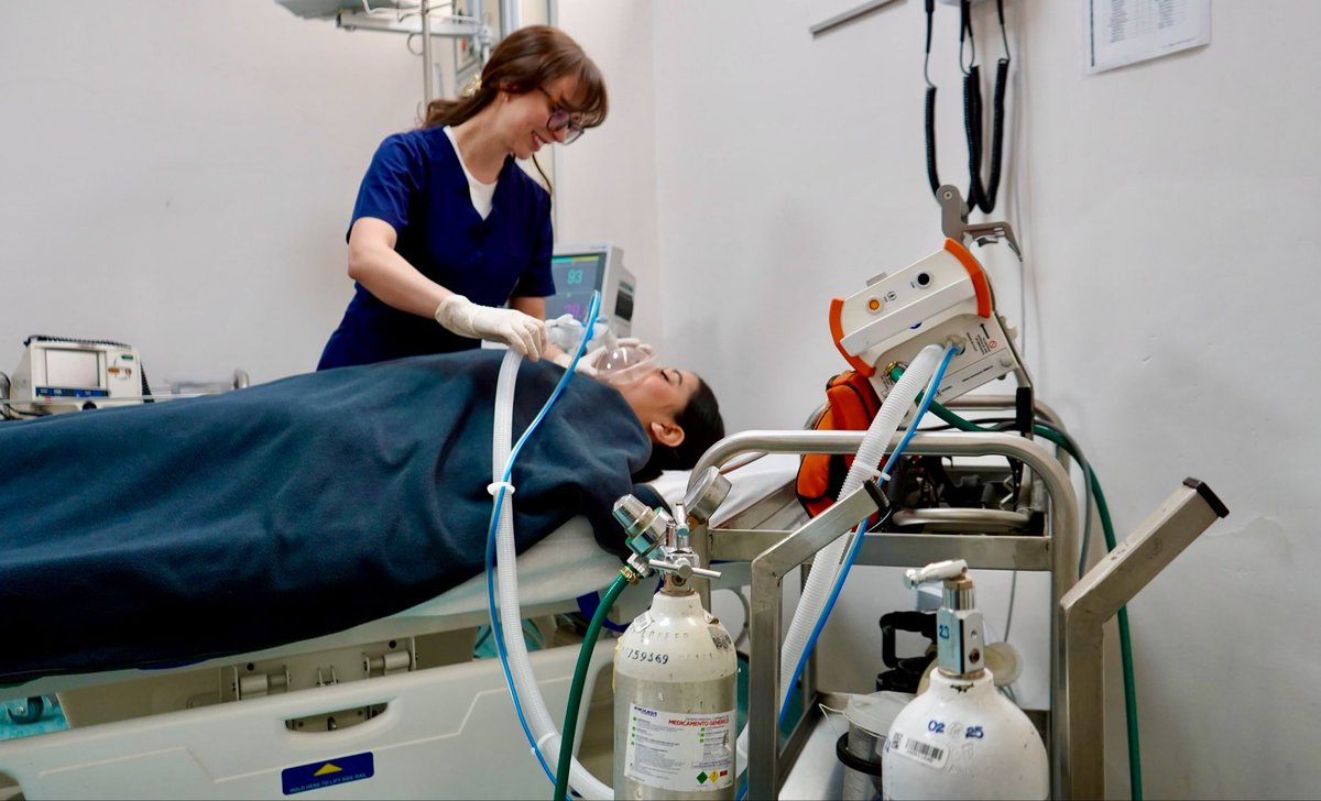 AzuayIESS's tweet photo. El servicio de oxigenoterapia en #Azuay no se ha interrumpido y se mantiene operativo para los asegurados. 👨🏻‍⚕️

Este tratamiento médico se brinda desde el 🏥 Centro Materno Infantil y Emergencias Cuenca, garantizando la continuidad de la atención para quienes lo requieren. https://t.co/Dkj3QhMQIn