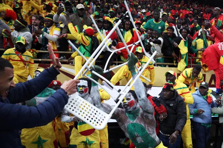 warda_news1's tweet photo. المؤثرون الأمريكيون يتعجبون من وجود الأمن أمام جمهور السنغال 🇸🇳 وعدم وجوده أمام جمهور بلجيكا 🇧🇪! 
يا ترى ليه يا مؤمن؟؟ https://t.co/WtOw1evOYo