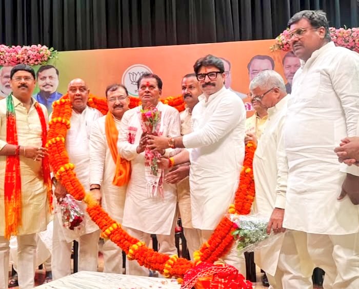 shalabhmani's tweet photo. आज गोरखपुर स्थित योगीराज बाबा गंभीर नाथ प्रेक्षागृह में आयोजित भारतीय जनता पार्टी उत्तर प्रदेश के नवनियुक्त क्षेत्रीय अध्यक्ष एवं प्रदेश पदाधिकारीगण के स्वागत एवं अभिनंदन समारोह में सहभागिता का सौभाग्य प्राप्त हुआ।

इस अवसर पर नवनियुक्त क्षेत्रीय अध्यक्ष आदरणीय श्री विनोद राय जी को नवीन दायित्व ग्रहण करने पर हार्दिक बधाई एवं सफल, जनसेवामुखी तथा गौरवपूर्ण कार्यकाल के लिए मंगलकामनाएँ प्रेषित कीं।

पूर्ण विश्वास है कि आपके कुशल नेतृत्व में संगठन और अधिक सशक्त होगा तथा राष्ट्रहित एवं जनहित के संकल्पों को नई गति मिलेगी।