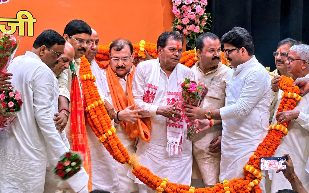 shalabhmani's tweet photo. आज गोरखपुर स्थित योगीराज बाबा गंभीर नाथ प्रेक्षागृह में आयोजित भारतीय जनता पार्टी उत्तर प्रदेश के नवनियुक्त क्षेत्रीय अध्यक्ष एवं प्रदेश पदाधिकारीगण के स्वागत एवं अभिनंदन समारोह में सहभागिता का सौभाग्य प्राप्त हुआ।

इस अवसर पर नवनियुक्त क्षेत्रीय अध्यक्ष आदरणीय श्री विनोद राय जी को नवीन दायित्व ग्रहण करने पर हार्दिक बधाई एवं सफल, जनसेवामुखी तथा गौरवपूर्ण कार्यकाल के लिए मंगलकामनाएँ प्रेषित कीं।

पूर्ण विश्वास है कि आपके कुशल नेतृत्व में संगठन और अधिक सशक्त होगा तथा राष्ट्रहित एवं जनहित के संकल्पों को नई गति मिलेगी।
