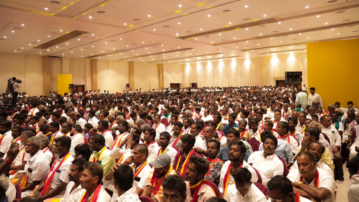 Vijayabaskarofl's tweet photo. கடலின் அலைகள் கரையேறி வந்தது போல் 
மாமல்லபுரத்தில் மாற்றுக் கட்சியின் இணைப்புக் கூடலா? மாபெரும் மாநாட்டுத் திடலா? 
என காண்போரை மலைக்க வைத்து; 

எதிர்கொண்ட முதல் தேர்தலிலேயே 
ஒட்டுமொத்த இந்தியாவையும் 
திரும்பிப் பார்க்க வைத்து, 
தமிழ்நாட்டின் அரசியல் திசையை தீர்மானித்து வரும் 
மக்கள் விரும்பிய மாற்றத்தின் சக்தி..

(1/2)