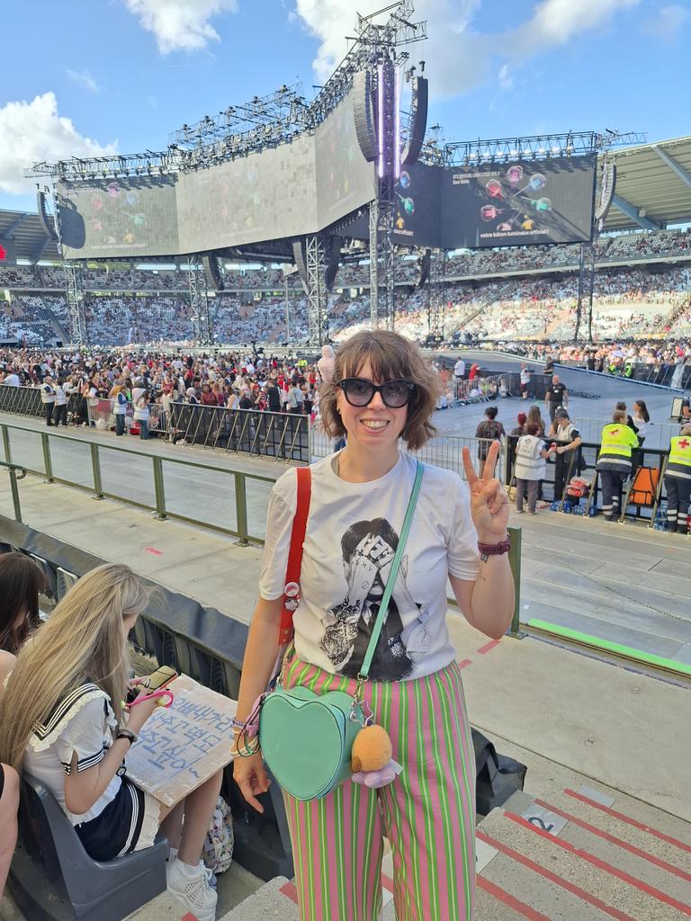 rosengirl's tweet photo. Bruxelles day 2 we're ready!! @myabell0 @jedicathy https://t.co/SpEaQw4iVF