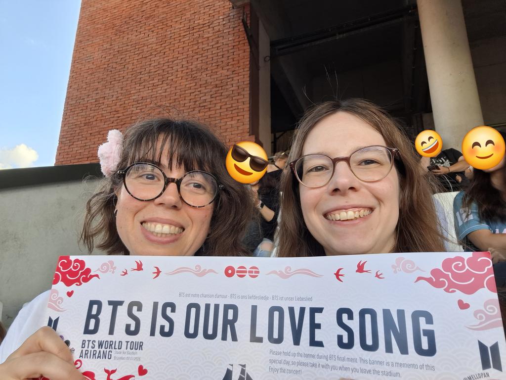 rosengirl's tweet photo. Bruxelles day 2 we're ready!! @myabell0 @jedicathy https://t.co/SpEaQw4iVF