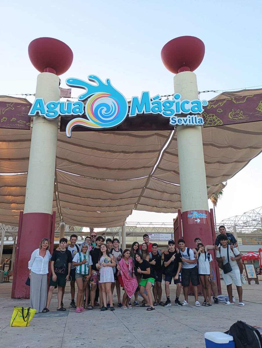Bouchra565474's tweet photo. El mejor día de mi vida con mis personas favoritas 🥺#Islamagica #Sevilla https://t.co/XbAz55ly5o