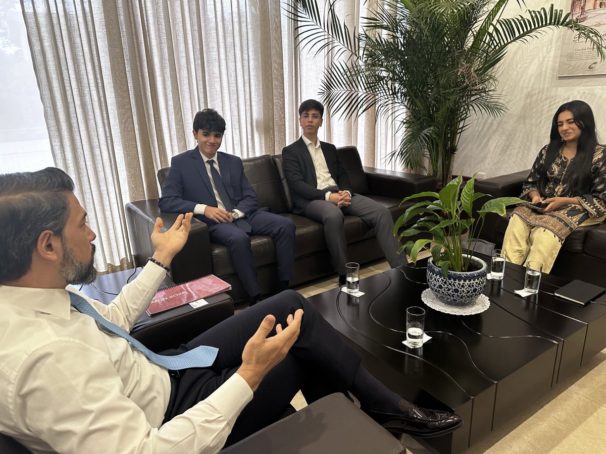 RDenBrasil's tweet photo. El embajador de la República Dominicana en Brasil, S.E. Robert Takata, acompañado del Tercer Secretario Ariel Liranzo, recibió a representantes del Americas Model United Nations (AMUN). https://t.co/IFxHgIFwsz