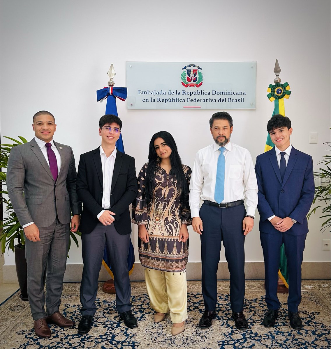 RDenBrasil's tweet photo. El embajador de la República Dominicana en Brasil, S.E. Robert Takata, acompañado del Tercer Secretario Ariel Liranzo, recibió a representantes del Americas Model United Nations (AMUN). https://t.co/IFxHgIFwsz