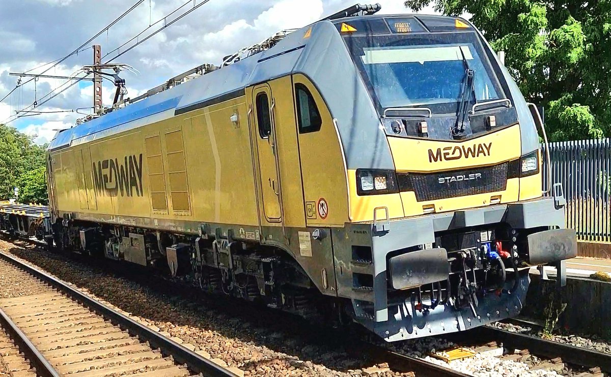 sgenmobilite's tweet photo. Un nouvel opérateur ferroviaire privé de fret vient de faire son entrée en région Île-de-France : MEDWAY avec cette locomotive Euro 6000 STADLER Rail surnommé Estelle acheminant des wagons porte-conteneurs entre Lyon et Valenton ! #stadlerrail #medway #euro6000 #estelle #wagon https://t.co/9yoZRaILGM