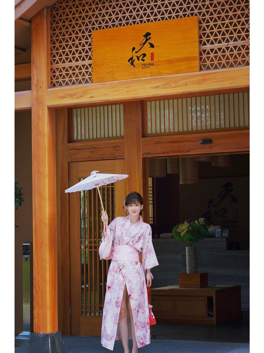 Julia43623260's tweet photo. Just spent the most magical morning wandering the ancient alleyways of Kyoto! Sipping matcha from a tiny family-run shop, watching wooden geishas glide past, and breathing in that crisp spring air—this is why I travel. https://t.co/AOGvf3Ux5g