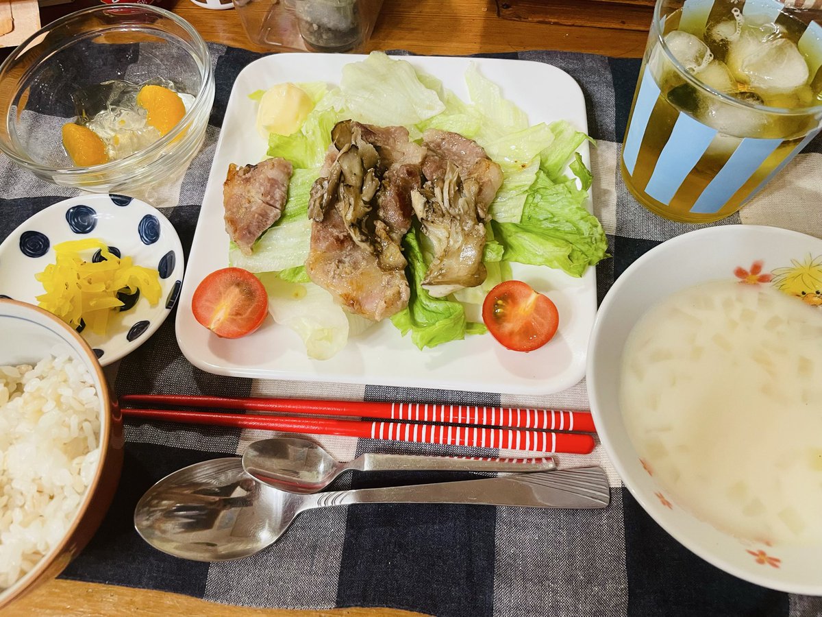 MamaObento's tweet photo. #晩ごはん
7/1 
豚ロースの塩麹漬けのっけサラダ

沢庵

じゃが芋玉葱人参ベーコンのミルクスープ

みかんゼリー🍊 https://t.co/3CDIgZvTjt