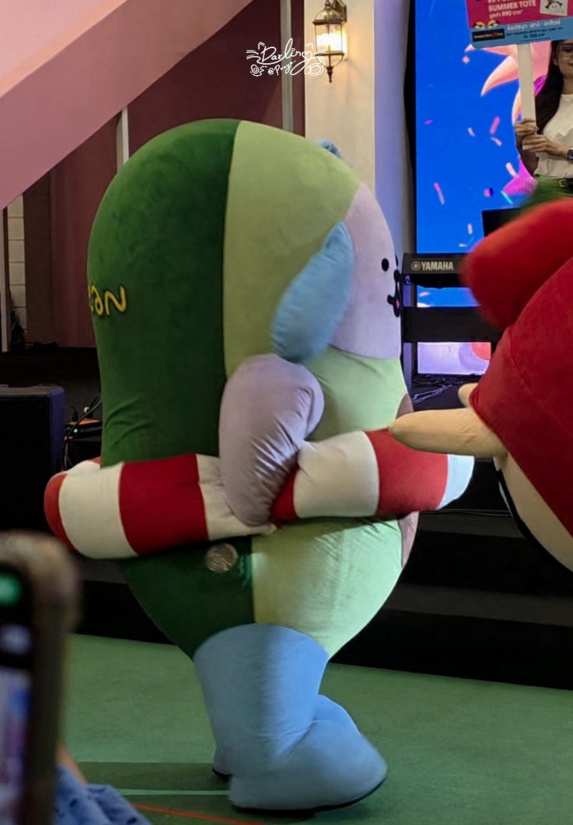 Pnxya_'s tweet photo. .             มุมตรง                       มุมข้าง https://t.co/7gr0dXuqED