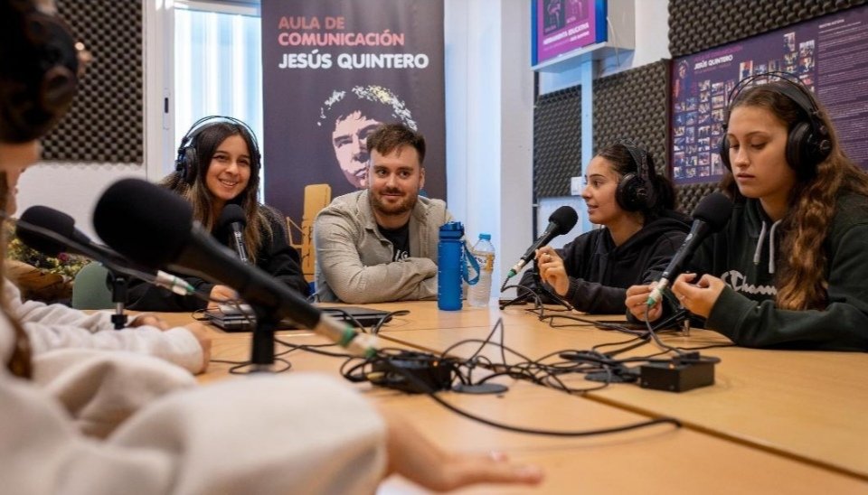 Bouchra565474's tweet photo. Entrevista en el aula de Jesús Quintero @CavernaUniradio https://t.co/vFfJSlaYNy