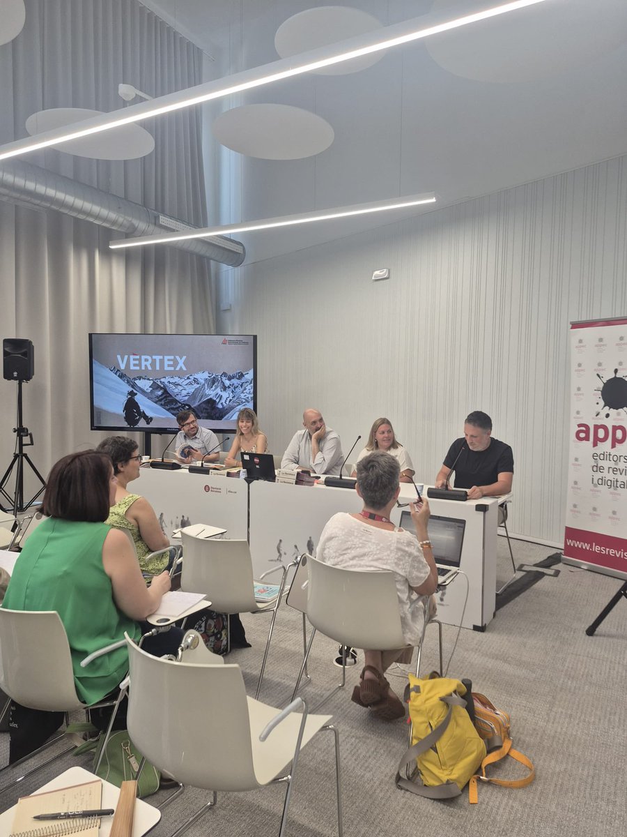 FEEC_cat's tweet photo. El Director de la 📖 #revistavèrtex, @Kasadesus , ha participat de la jornada de les @revistesAPPEC amb les @bibliotequesXBM .
La revista Vèrtex ja la podeu trobar a més d’una cinquantena de biblioteques del país 📚
Seguim llegint la muntanya ⛰️
#sentlamuntanya #sommuntanya #somcultura