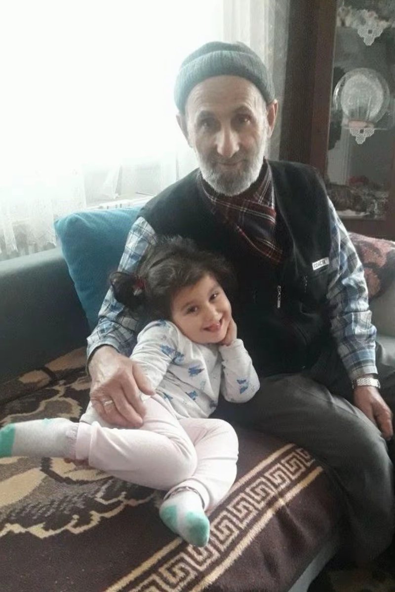 populergazete's tweet photo. Büyüttüğü torununu gelin eden bir dedenin, vedalaşırken gözyaşlarına boğulduğu anlar duygulandırdı. https://t.co/Al3AyLI7M4