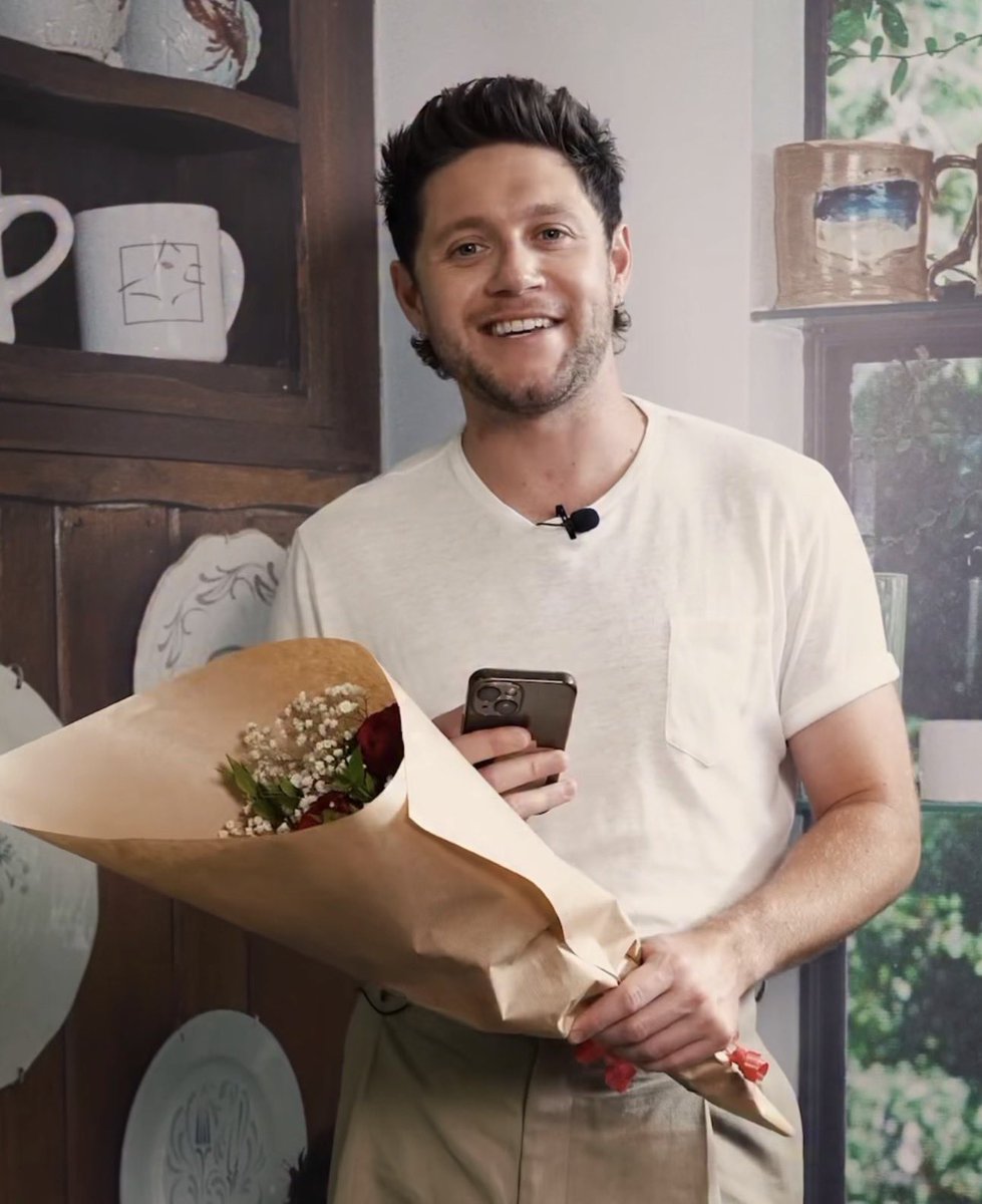 niallernroses's tweet photo. niall horan deserves all the flowers 🤍💐 https://t.co/b61GfYTOSM
