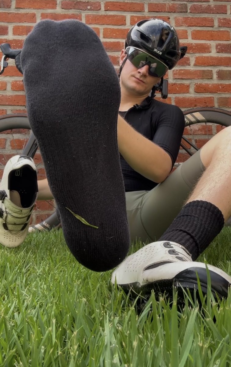 MajorTomCC's tweet photo. Fr tho, if the black socks are gonna stay I need a sport pair that doesn’t make wet squishy sounds 15 miles in 😣😣 https://t.co/992FLRskh0
