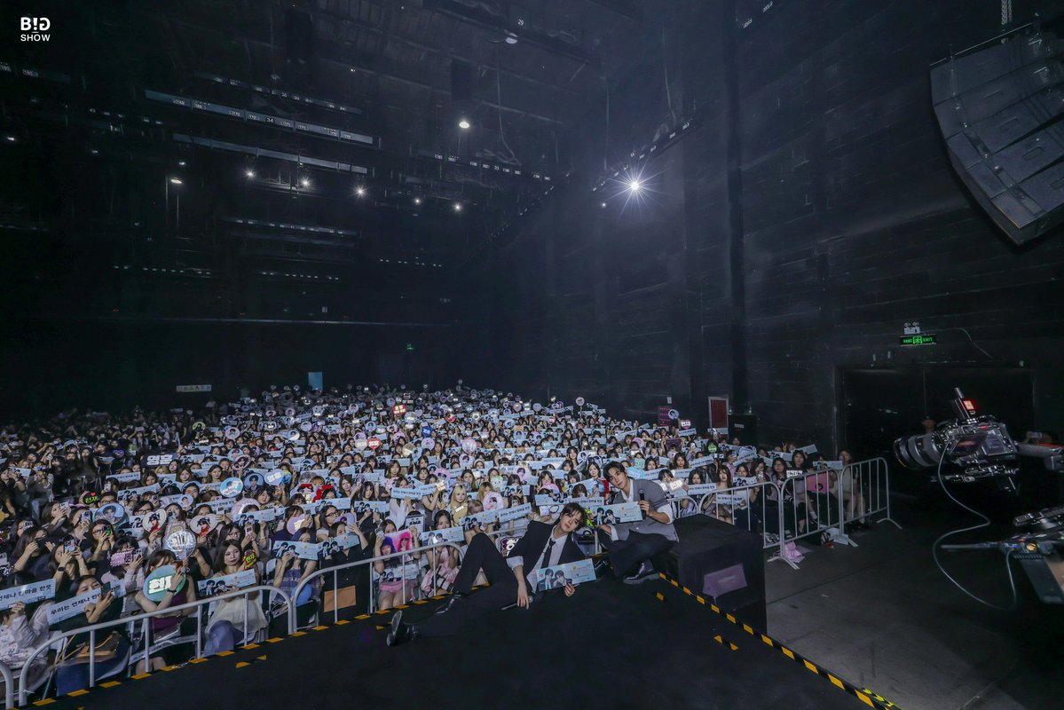 tinasuke's tweet photo. これオタク拡大して見たら(やめろ)美人しかいなくて中国怖すぎる😨 https://t.co/5jd7BlfZnh