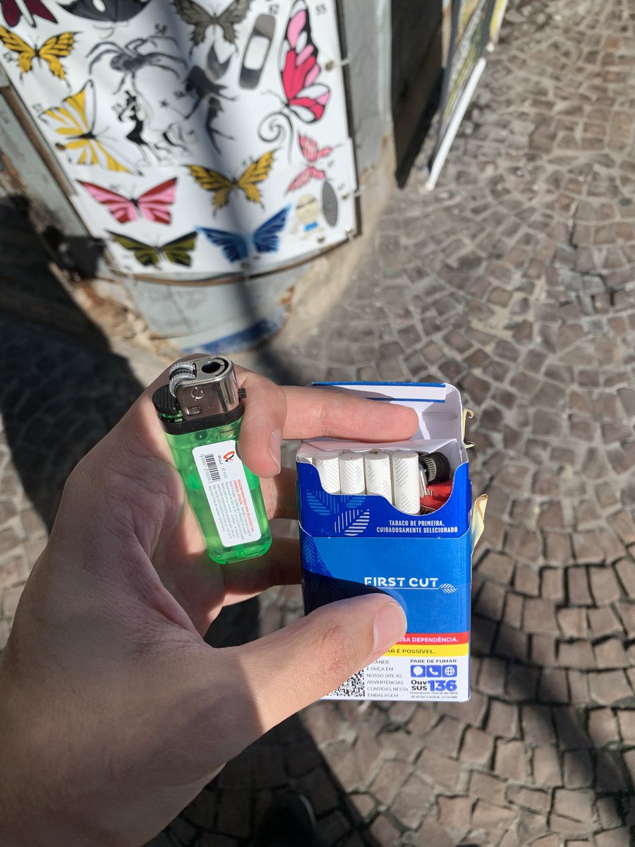 drwgp's tweet photo. ACABEI de pagar 4 reais nesse isqueiro verde
aí abro o maço… https://t.co/Y2H9IbY1am