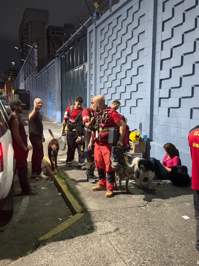 K_osVenezuela's tweet photo. //ATENCION// URGENTE 🚨

Ellos son rescatistas españoles amigos, vienen con 6 perros de búsqueda, el que pueda ayudar con logística estaremos eternamente agradecidos. 

0424/1691398 

Actualmente en Ccs. https://t.co/EaRgQcdAXm