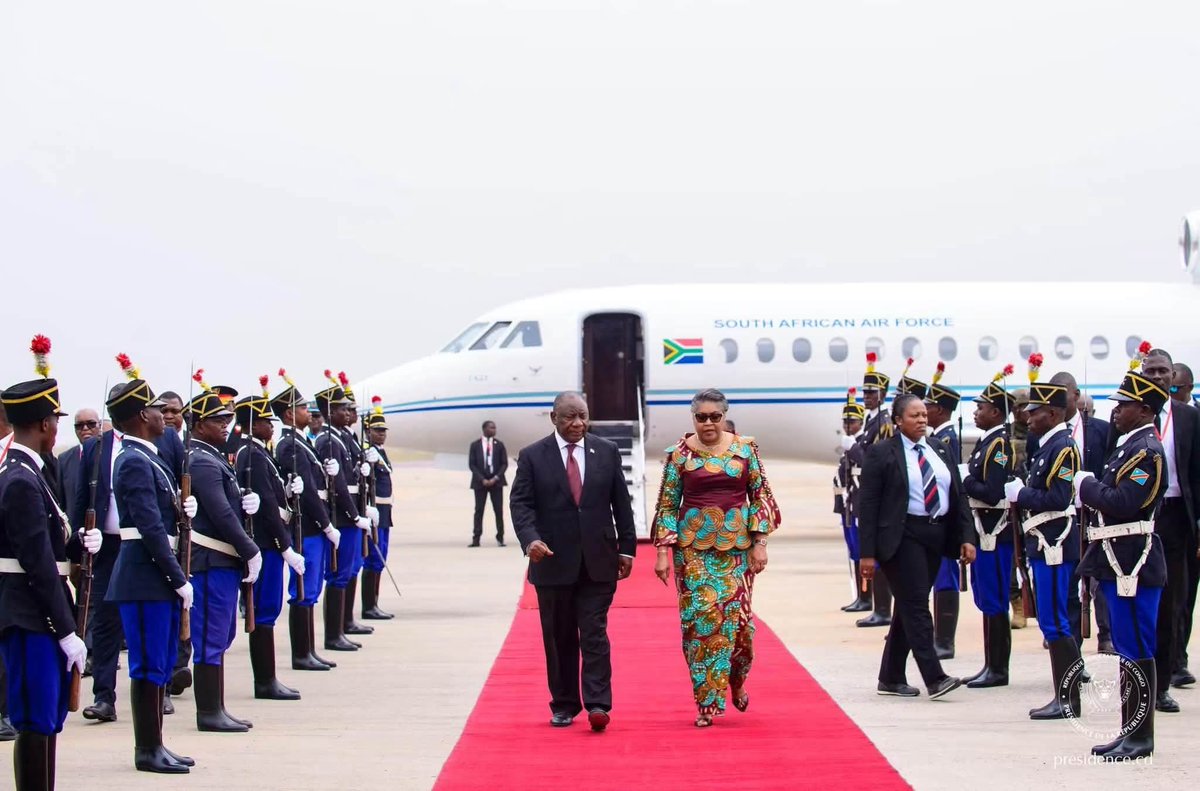 22Chancellatsha's tweet photo. Le président sud-africain Cyril Ramaphosa est arrivé ce jeudi à Kinshasa pour une visite officielle placée sous le signe de la solidarité africaine face à la résurgence de l’épidémie d’Ebola en République démocratique du Congo. En sa qualité de Champion de l’Union africaine pour la préparation, la prévention et la riposte aux pandémies, il a été reçu par le président Félix Tshisekedi afin d’évaluer la situation sanitaire et de réaffirmer l’engagement du continent à soutenir les efforts de la RDC dans la lutte contre cette maladie.

Au cours de leurs échanges, les deux chefs d’État ont également abordé le renforcement de la coopération bilatérale entre la République démocratique du Congo et l’Afrique du Sud. Les discussions ont porté sur plusieurs secteurs stratégiques, notamment la santé, la sécurité, la recherche scientifique, le commerce et les investissements, dans le but de consolider le partenariat entre les deux pays.

La visite de Cyril Ramaphosa comprend également une étape à l’Institut national de recherche biomédicale (INRB), où il doit s’informer des capacités congolaises en matière de recherche, de diagnostic et de surveillance épidémiologique. Elle s’inscrit dans une dynamique de mobilisation régionale contre Ebola, avec l’annonce d’un appui financier de l’Afrique du Sud destiné à renforcer la riposte et à soutenir les efforts de prévention sur le continent.

Chancella Tshala