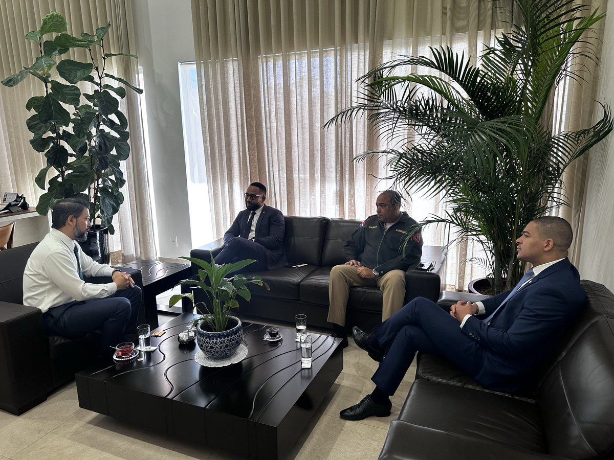 RDenBrasil's tweet photo. El embajador Robert Takata recibió al director del Observatorio Dominicano de Drogas, Luis Carlos Adames, quien participa en Brasilia en el Diálogo Hemisférico sobre Políticas de Drogas. https://t.co/akfnGMrO8J