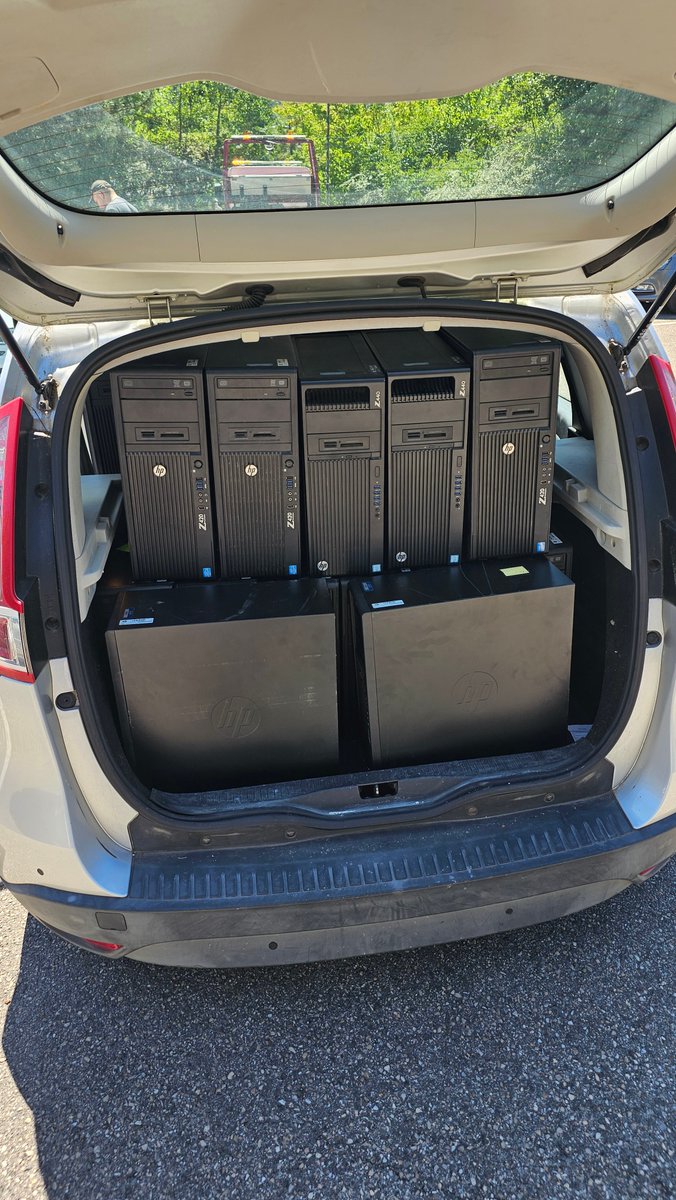_Inforea's tweet photo. La récup' d'aujourd'hui était bien bien BIEN chargée... Le Scenic a donc un coffre d'une contenance de 23 HP Z420 et 2 Z440 🤣 https://t.co/B9s2JLvel0