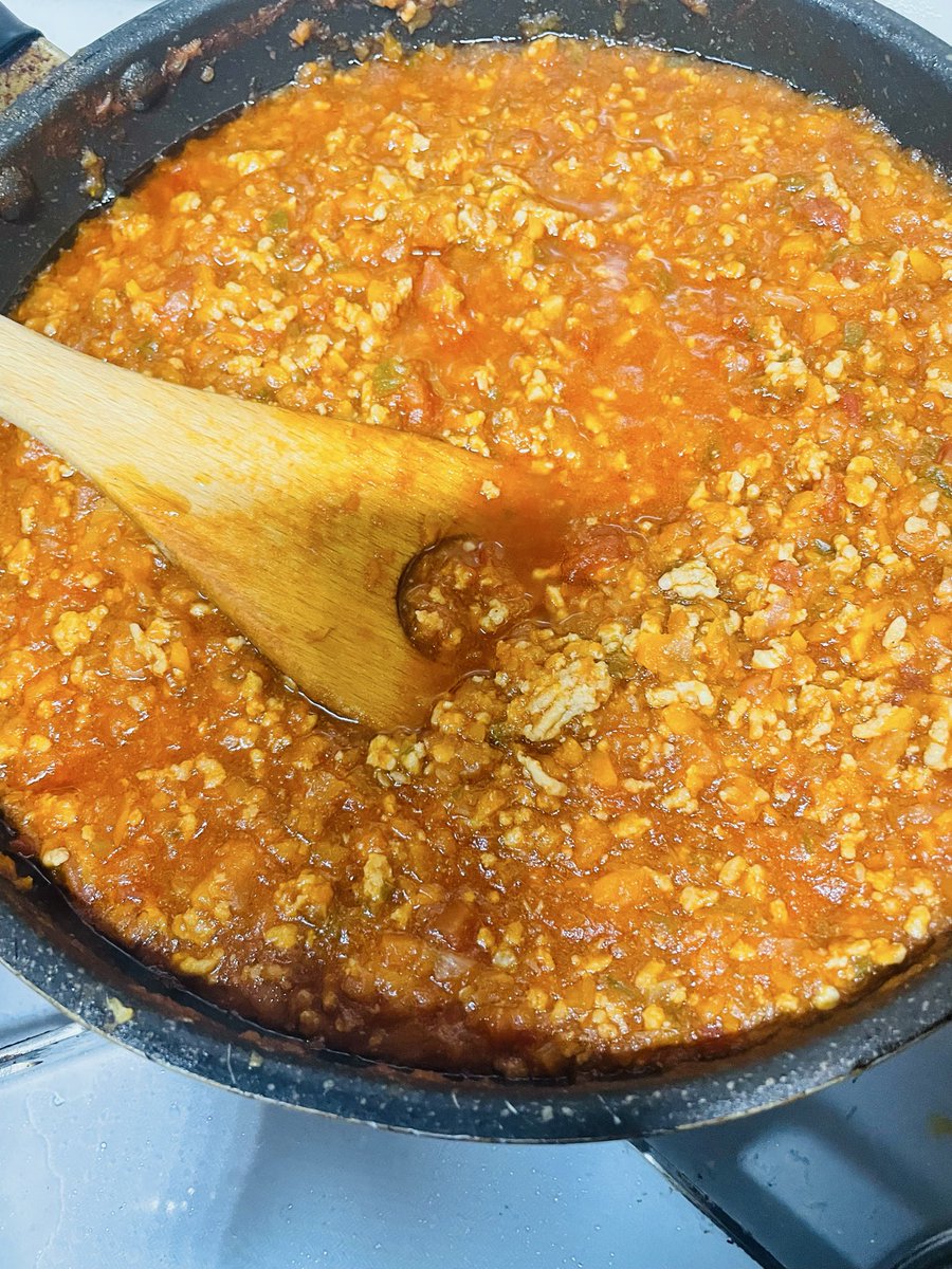 MamaObento's tweet photo. #晩ごはん
7/2 
事情がありパスタ
野菜たっぷりのミートソースを作って。

ゆで卵粉吹き芋茹でスナップエンドウとミニトマトリーフレタスのサラダ

茨城のクインシーメロン🍈

夫はそのまま
私はサイダー入り
お子はメロンの器で🤭 https://t.co/vUmxe9TG4p
