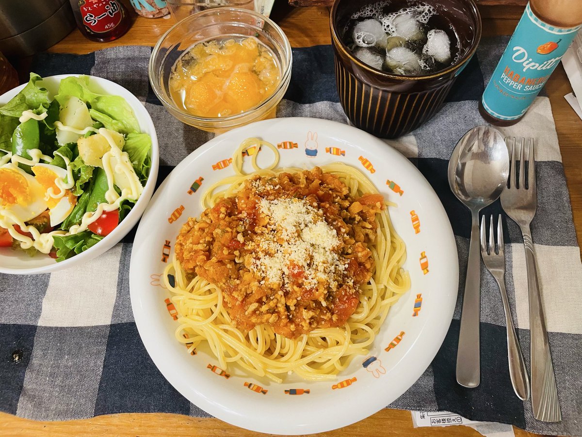 MamaObento's tweet photo. #晩ごはん
7/2 
事情がありパスタ
野菜たっぷりのミートソースを作って。

ゆで卵粉吹き芋茹でスナップエンドウとミニトマトリーフレタスのサラダ

茨城のクインシーメロン🍈

夫はそのまま
私はサイダー入り
お子はメロンの器で🤭 https://t.co/vUmxe9TG4p