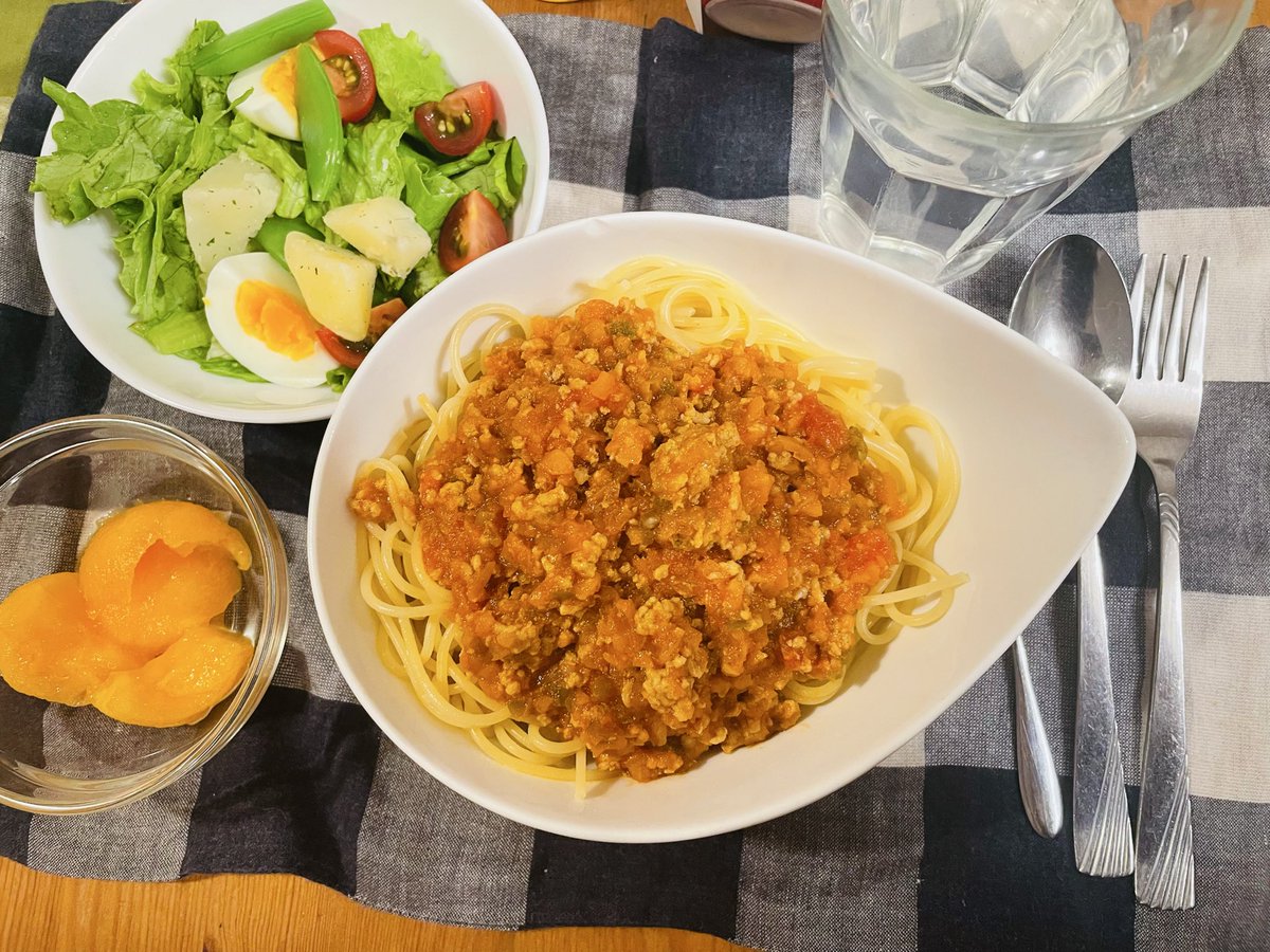 MamaObento's tweet photo. #晩ごはん
7/2 
事情がありパスタ
野菜たっぷりのミートソースを作って。

ゆで卵粉吹き芋茹でスナップエンドウとミニトマトリーフレタスのサラダ

茨城のクインシーメロン🍈

夫はそのまま
私はサイダー入り
お子はメロンの器で🤭 https://t.co/vUmxe9TG4p